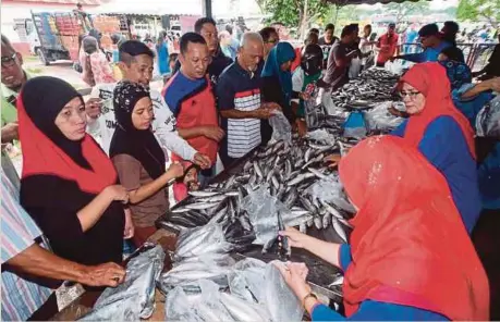  ??  ?? PROGRAM Jelajah Ikan Murah Harga Patut dapat sambutan ramai di Pelabuhan Klang, semalam.