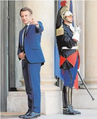  ?? // AFP ?? Macron en la puerta del Palacio del Elíseo