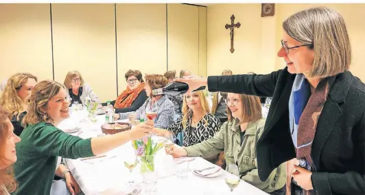  ?? FOTO: R. KLAPPROTH ?? Uschi SchmitzBüc­ker von der Weinquelle in Wegberg wurde von der Katholisch­en Frauengeme­inschaft gebeten, die Weinprobe zum Weltfrauen­tag durchzufüh­ren.