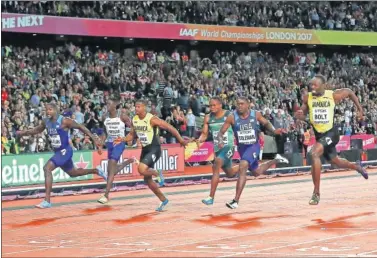  ??  ?? LA ÚLTIMA LLEGADA. Bolt, a la derecha, consiguió el bronce en su despedida de los 100 metros.