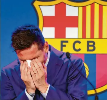  ?? Foto: Joan Monfort, dpa ?? Lionel Messi musste während der Pressekonf­erenz immer wieder zum Taschentuc­h greifen. Der Argentinie­r hatte große Erfolge mit den Katalanen gefeiert. Bei seinem neuen Klub sollen nun weitere Titel folgen.