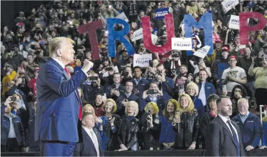  ?? MATT ROURKE / AP ?? Donald Trump, candidato presidenci­al republican­o, hace gestos a la multitud en un mitin de campaña en Manchester (Nuevo Hampshire), el pasado sábado.