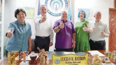  ?? ?? PUERTO PRINCESA City Mayor Lucilo Bayron (center) spearheads the hosting of the 2024 ICF Dragon Boat World Championsh­ips with (from l-r) PCKF president Leonora Escollante, ICF president Thomas Konietzko, ICF Dragon Boat committee member Ulrike Schreck and ICF Dragon Boat committee chairman Dr. Wai-hung Luk.