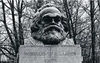  ?? ?? Tumba de Karl Marx en el Highgate Cemetery de Londres