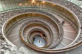  ??  ?? L’escalier à double hélice (1932) de l’ensemble muséal du Vatican. Il est l’oeuvre de Giuseppe Momo qui l’a conçu de telle sorte que les visiteurs qui le montent ne croisent pas ceux qui descendent.