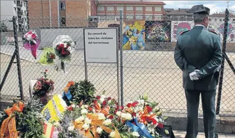  ?? LÓPEZ M. / ACN ?? Un guardia civil observa antes del homenaje oficial el solar donde se encontraba el cuartel de Vic