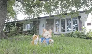  ?? P H I L C A R P E N T E R / MO N T R E A L G A Z E T T E ?? Teddy bears sit in front of Cheryl Bau- Tremblay’s Beloeil home on Friday. Her body was found Thursday. Her partner Alexandre Gendron has been charged with first- degree murder.