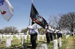  ?? Kin Man Hui / Staff photograph­er ?? The volunteers of Fort Sam Houston National Cemetery’s Memorial Services Detachment conduct their 40,000th service on Monday. The members provide full military honors for any veteran.