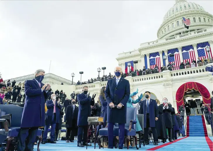  ??  ?? El demócrata Joe Biden tras jurar ayer en el Capitolio como el 46º presidente de Estados Unidos sobre una Biblia familiar que utiliza desde el año 1973