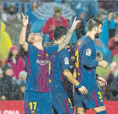  ?? FOTO: PERE PUNTÍ ?? El Barça ganó al Sevilla y mantiene el liderato y un gran inicio de temporada que le concede un margen de error