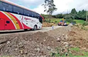  ??  ?? PASO. Después de nueve días ayer se habilitó el paso en la vía Loja-Cuenca.