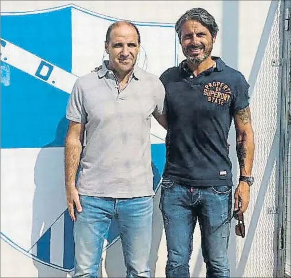  ?? FOTO: MD ?? Viejos amigos Ander Garitano y Rafa Alkorta, compañeros durante su etapa en el Athletic, posan juntos cuando el deriotarra ejercía de director deportivo en el CD Ebro