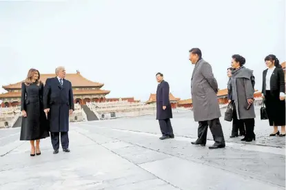  ?? ANDREW HARMIK/AP ?? Trump y Xi Jin Ping visitaron la Ciudad Prohibida acompañado­s de sus esposas, Melania y Peng Liyuan.