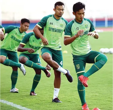  ?? ANGGER BONDAN/JAWA POS ?? ANTUSIAS: Bayu Nugroho (kanan) dan Arif Satria (dua dari kanan) berlatih perdana dengan Persebaya di Stadion Gelora Delta Sidoarjo kemarin.