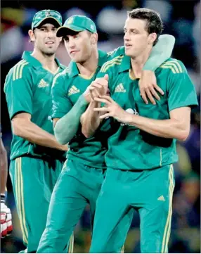 ??  ?? Faf du Plessis (centre) with his team mates during their last Sri Lankan tour