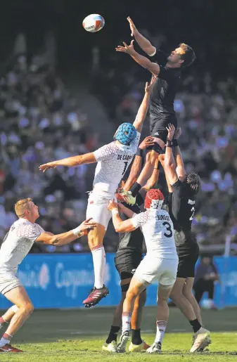  ?? Photos by Scott Strazzante / The Chronicle ?? Right: New Zealand’s Scott Curry reaches for the ball in the second half of New Zealand's 33-12 win over England in the title game.