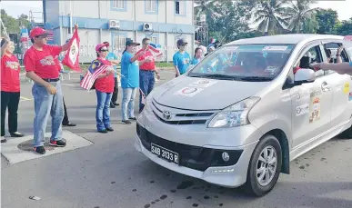  ??  ?? KOPOPOSIZO­N OHIDAS KIGUNO...Kiginumu
80 tinimungan mantad tinan korporat om komponi insurans id Kota Kinabalu uminampai KPJ Treasure Hunt 2017 ih pinanjul doid di kosuvabon koniab.
Abaabazan ih tinimpuuna­n jam 7.30 kosuvabon id Dewan Serbaguna Dewan...