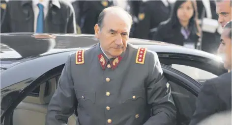  ??  ?? Fuente-Alba fue comandante en jefe del Ejército entre 2010 y 2014. Su gestión es parte de la indagatori­a.