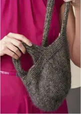  ??  ?? A substantia­l garter stitch border at the top of the bag gives stability to its shape.