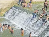  ?? DEEPAK GUPTA/HT ?? ■
Teenagers bathing in the Gomti near Kakori.