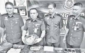  ??  ?? Batholomew (second left) showing some of the bird’s nests that were confiscate­d from the suspects.