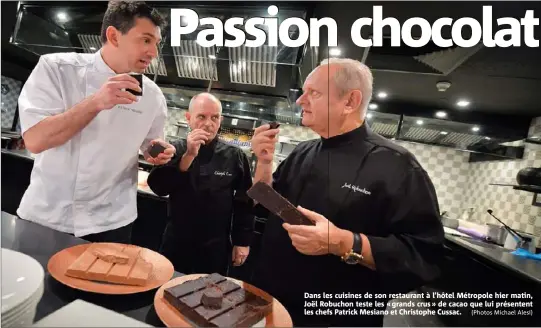  ?? (Photos Michael Alesi) ?? Dans les cuisines de son restaurant à l’hôtel Métropole hier matin, Joël Robuchon teste les « grands crus » de cacao que lui présentent les chefs Patrick Mesiano et Christophe Cussac.