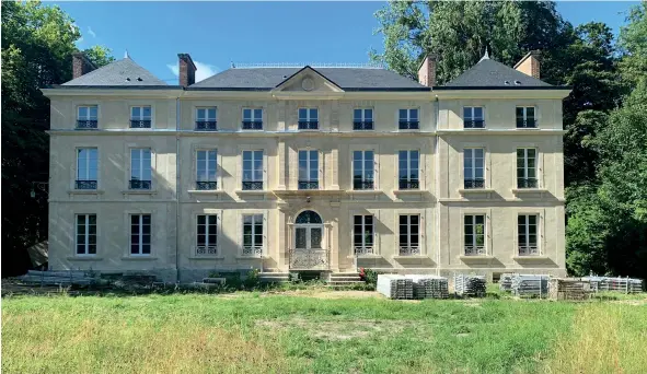  ??  ?? Château La Résidence - Le Tremblay. Rénovation en cours / ongoing renovation. (Ph. Christophe Gaillard)