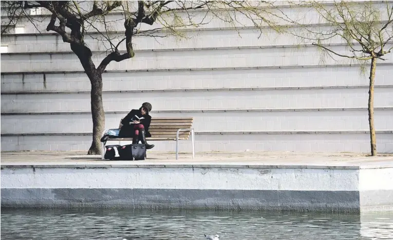  ?? FOTO: JORDI BARRERAS ?? Parque de la Espanya Industrial de Barcelona; durante los periodos de sequía intensa se ha restringid­o el uso de agua ornamental en los espacios públicos