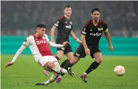  ?? ?? ESFUERZO. Álvarez intenta recuperar el control del balón durante el duelo ante el Union Berlin.