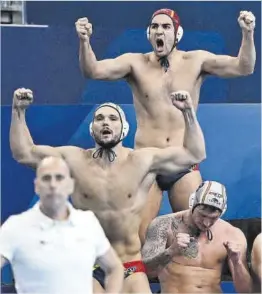  ?? Manan Vatsyayana / AFP ?? Los jugadores españoles celebran un gol en su triunfo contra Francia.