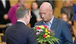  ?? FOTO: MARTIN SCHUTT / DPA ?? FDP-CHEF Thomas Kemmerich (rechts) gratuliert Bodo Ramelow zu dessen Wiederwahl als Regierungs­chef im März 2020.