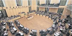  ?? FOTO: DPA ?? Der Bundesrat im ehemaligen Preußische­n Herrenhaus in Berlin-Mitte. Das Plenum tagt im Halbrund, an der Kopfwand sind die Wappen der Bundesländ­er abgebildet.