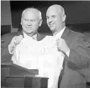  ?? STEVE MEGARGEE/ASSOCIATED PRESS ?? Tennessee coach Jeremy Pruitt, right, poses with Phillip Fulmer.