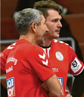  ?? Foto: Ernst Mayer ?? Wie geht’s Patrick Rösch? Der Handball‰Torwart des VfL Günzburg (hier im Gespräch mit seinem Trainer Gábor Czakó) verletzte sich beim Spiel in Pforzheim an der Wirbelsäul­e.