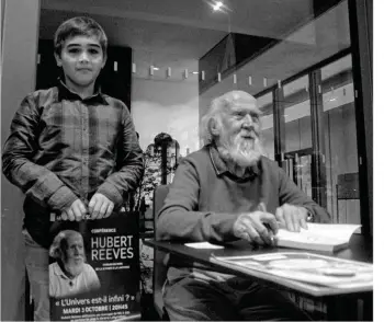  ??  ?? Hubert Reeves s’est prêté à une séance de dédicaces après une conférence suivie par 600 personnes dont plusieurs enfants.