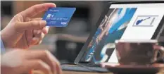  ??  ?? Debit- statt Kreditkart­e – auch online.