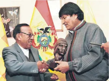  ??  ?? ► El cardenal Toribio Ticona, junto a Evo Morales, el lunes.