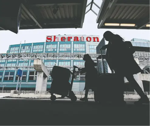  ?? NATHAN DENETTE / THE CANADIAN PRESS ?? A new online survey suggests a majority of Canadians favour tighter internatio­nal travel restrictio­ns
imposed by the federal government and think they could go further.