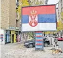  ?? Foto: AFP / Armend Nimani ?? Umstritten­er Staat: serbische Flagge im Norden des Kosovo.
