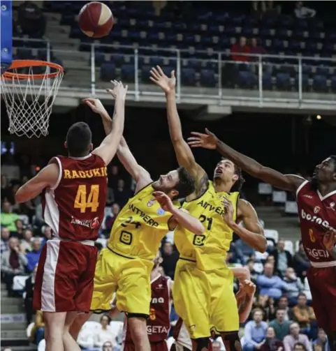  ?? FOTO TOM GOYVAERTS ?? Kalinoski, goed voor 14 punten, en Bako in duel met Radukic.