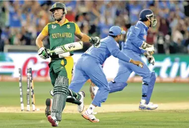 ?? PICTURE: REUTERS ?? CAUGHT SHORT: Proteas captain AB de Villiers is run out for 30 runs by India’s MS Dhoni during their Cricket World Cup match at the Melbourne Cricket Ground yesterday.