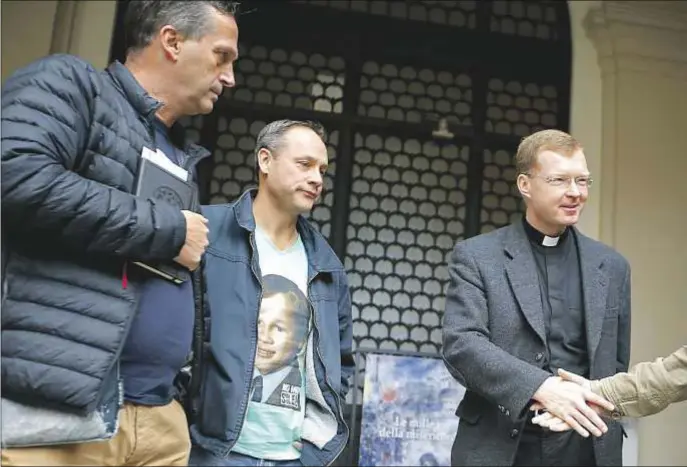  ?? CNS ?? El jesuita Hans Zollner saluda en la Universida­d Gregoriana de Roma a Andrew Collins, David Ridsdale y Peter Blenkiron, víctimas de abusos sexuales en Australia