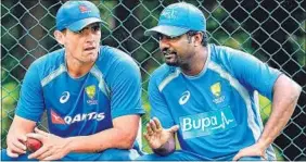  ?? AFP PHOTO ?? Muttiah Muralithar­an (right) and Australia spinner Steve O’keefe.