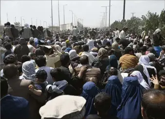  ?? (Photo AFP) ?? Une semaine après le coup de force des talibans, la situation reste toujours très tendue aux abords de l’aéroport de la capitale Kaboul, où se massent de nombreux candidats au départ.