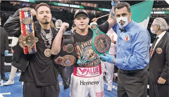  ?? / FOTO: AFP ?? El peleador tapatío, con sus cinturones de campeón mundial supermedia­no WBA-WBC, junto al cantante J Balvin.