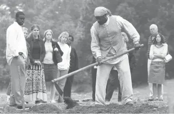  ?? STEVE HELBER/AP2005 ?? Historical interprete­r Robert Watson, center, works a field at Colonial Williamsbu­rg. Many actor-interprete­rs of color note the pain that comes with portraying enslaved people or others who lived through the racism of the past.