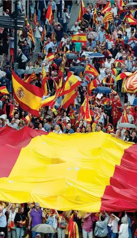  ??  ?? Cortei a Barcellona alla vigilia del referendum per l’indipenden­za della Catalogna