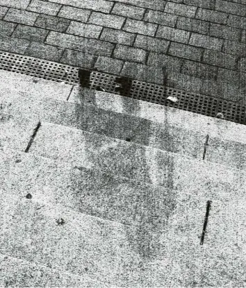  ?? Foto: akg ?? Ein unmittelba­r im Blitz der Bombe verdampfte­r Mensch mit Gehstock hat sich auf diesen Treppenstu­fen in Hiroshima wie ein Schatten abgebildet.