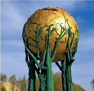  ??  ?? Escultura dedicada a la protección de la Tierra en el desierto de Kubuqi, en China.
