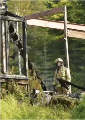  ?? PHOTOS AGENCE QMI, ALEXANDRE PARENT LÉVEILLÉ ET ERIK PETERS, ET D’ARCHIVES ?? Le mythique studio d’enregistre­ment a été la proie des flammes tôt hier matin. Une enquête est en cours pour déterminer la cause du brasier. Le studio est à l’abandon depuis des années et de nombreux squatteurs s’y rendent régulièrem­ent.